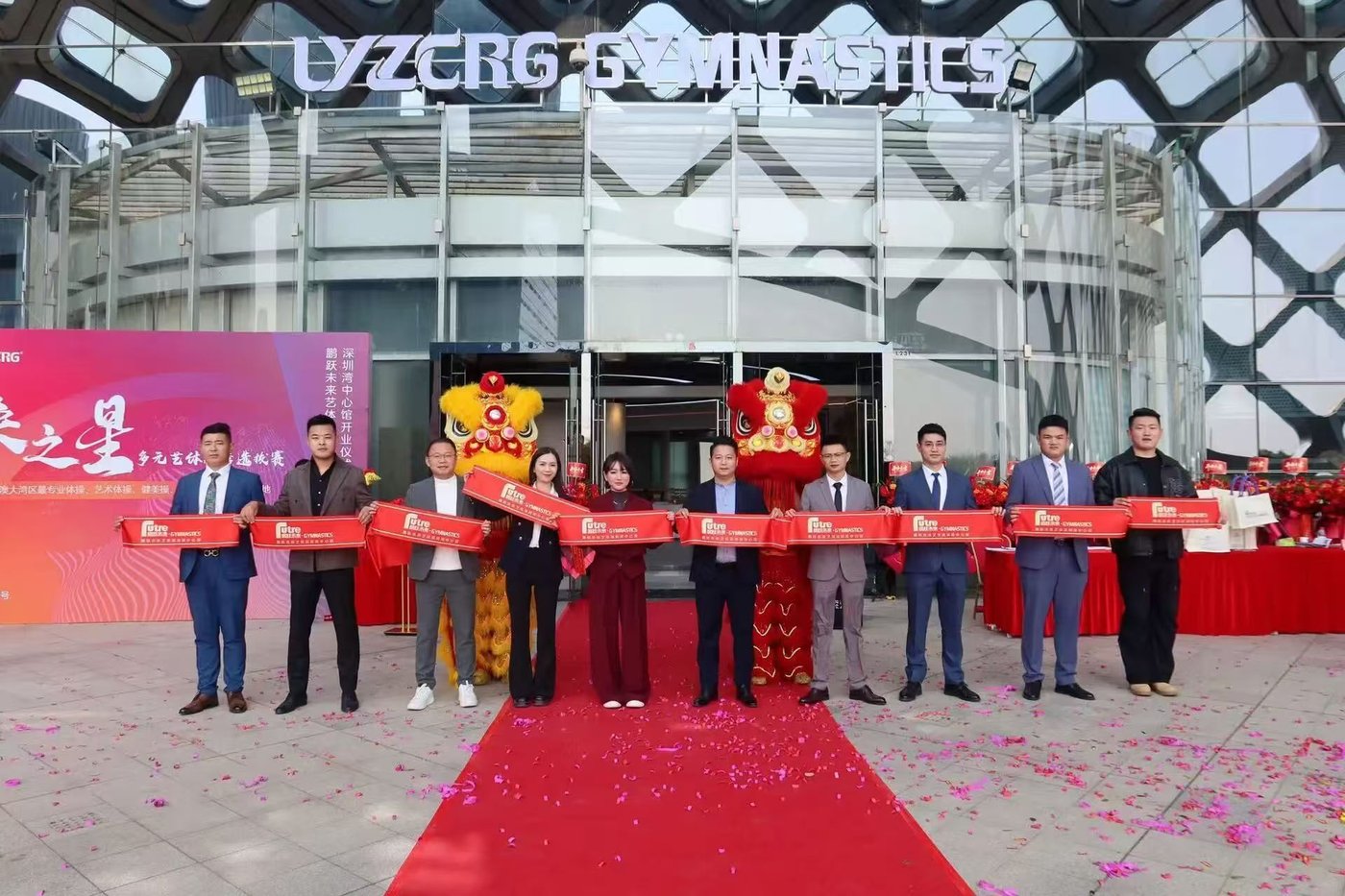 门前合照